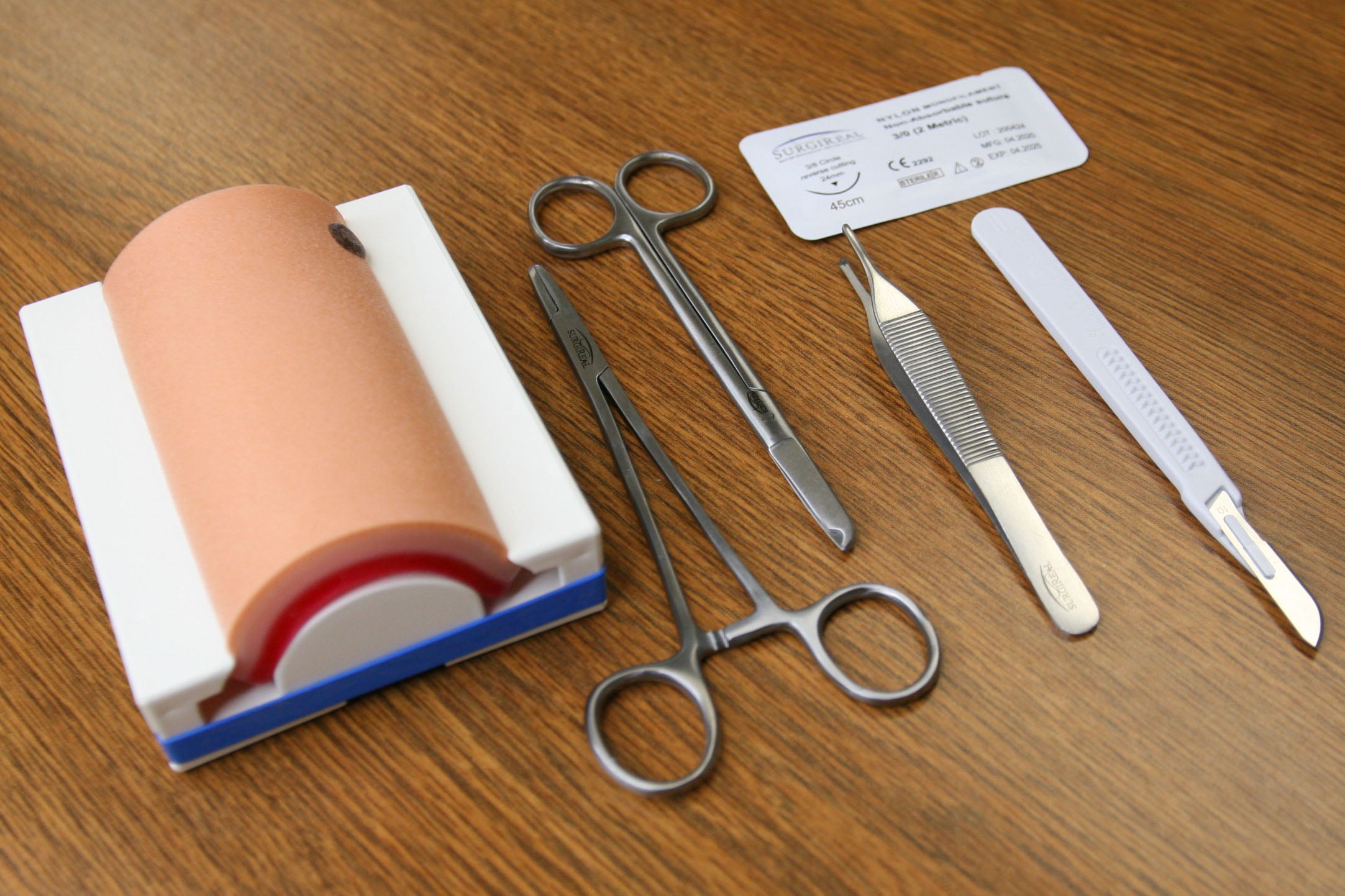 La importancia de contar con kits de sutura adecuados durante el entrenamiento 