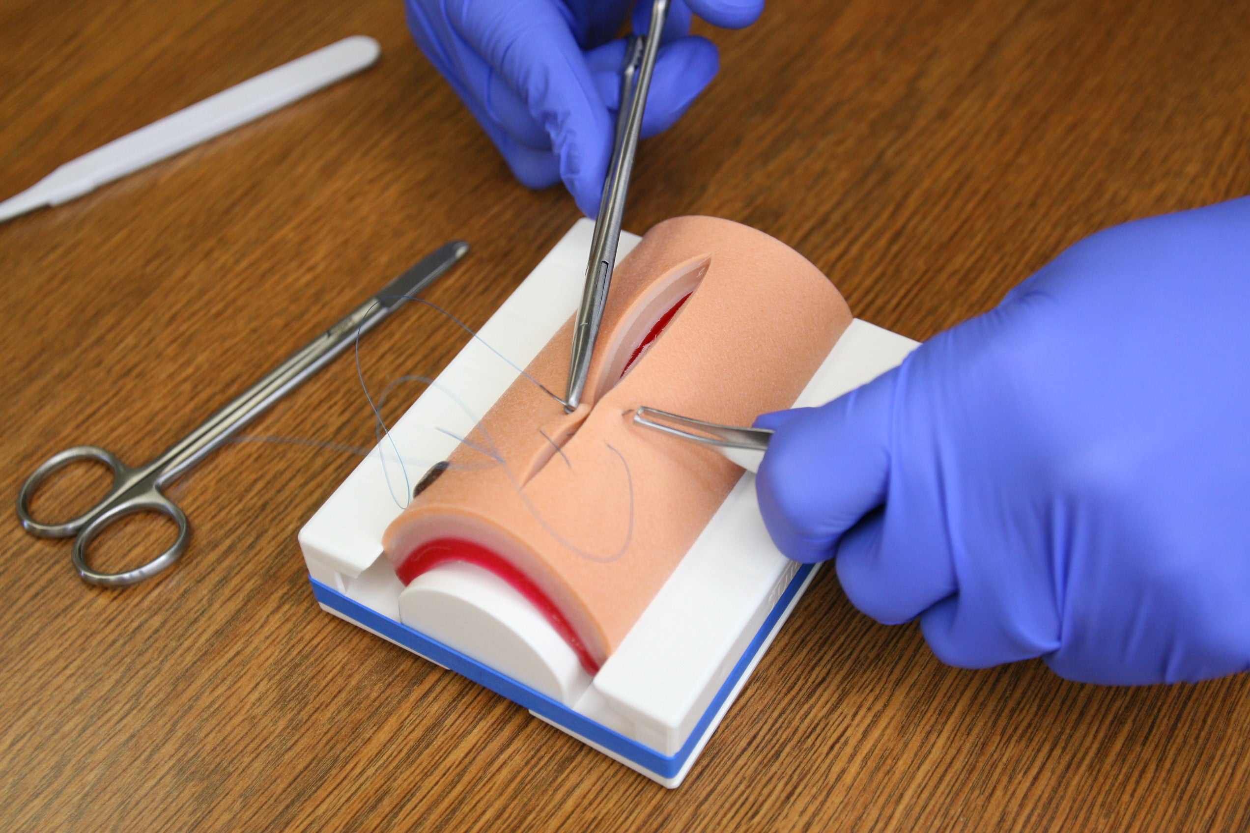 Avantages de maximiser la réutilisabilité des coussinets de suture pour les étudiants 